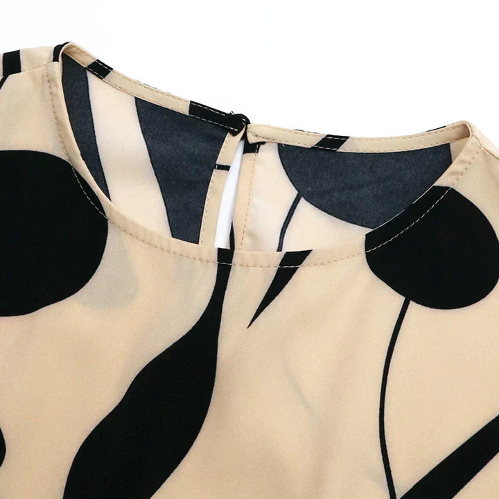 Allaine | Elegante geplisseerde midi-jurk met tailleceintuur